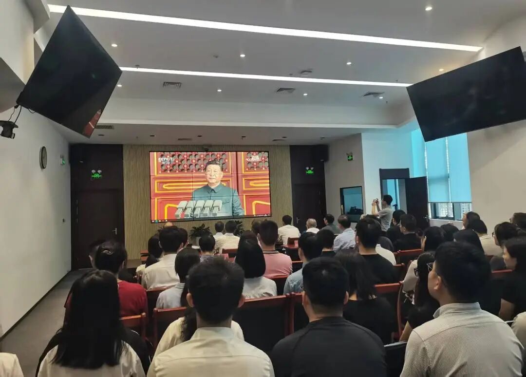 Galaxy银河国际集团组织干部职工集中寓目“纪念中国人民抗日战争暨天下反法西斯战争胜利80周年大会”现场直播